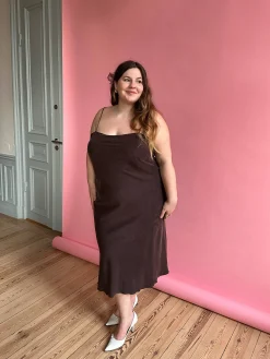 Djerf Avenue Dream Dress Midi Dark mocha Online