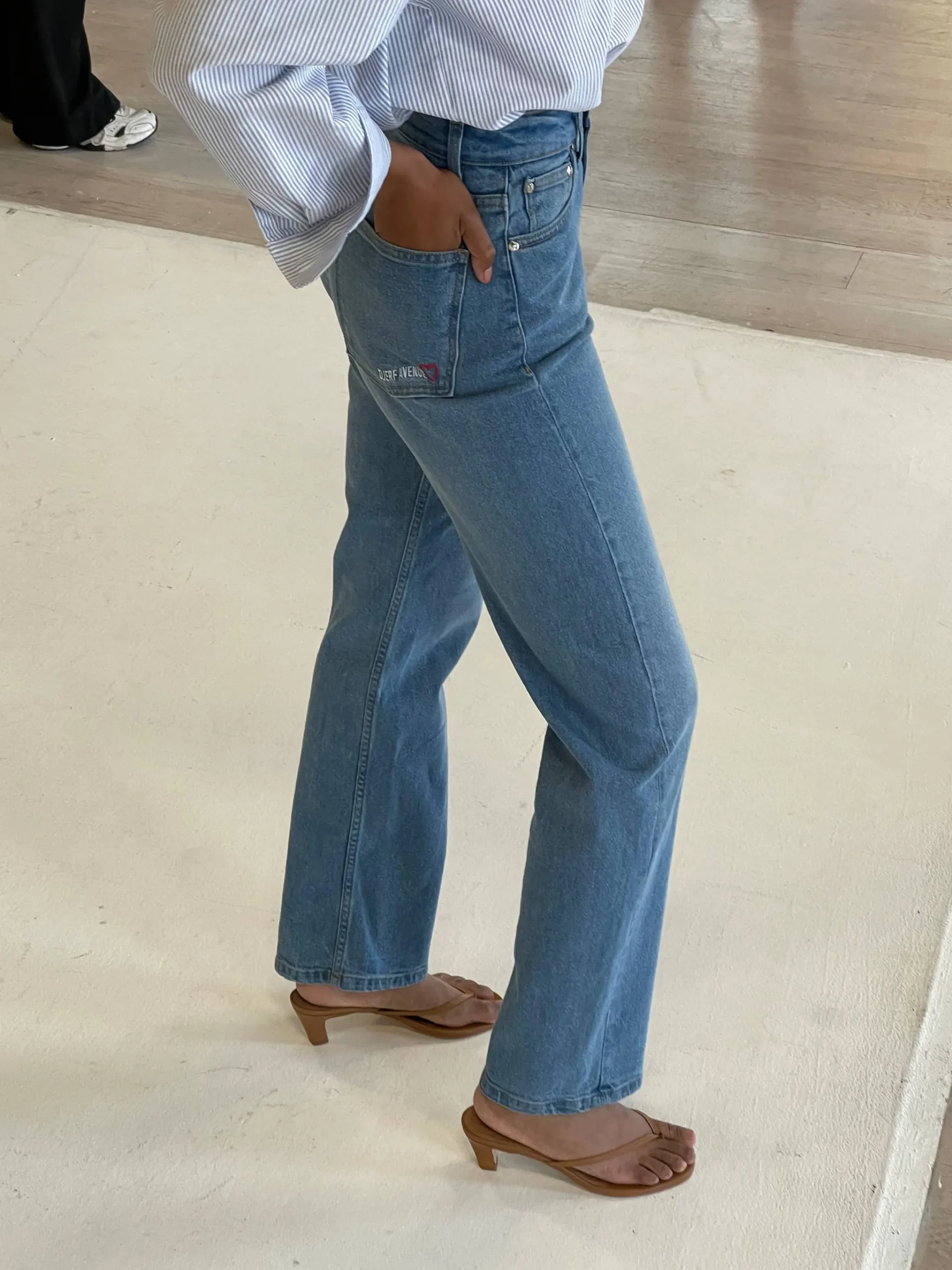 Djerf Avenue Straight Jeans Mid Blue Outlet